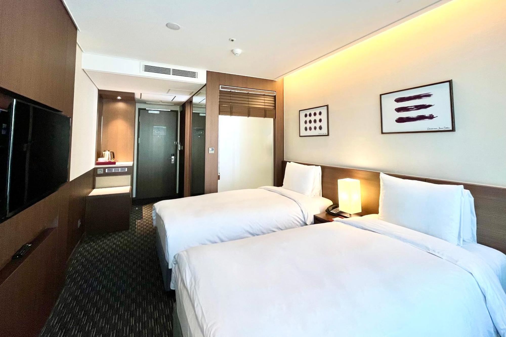 Ramada Encore By Wyndham Busan Station Экстерьер фото